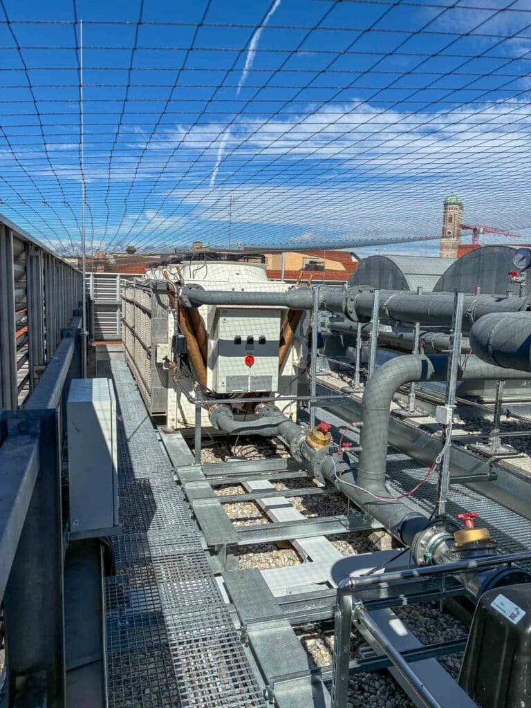 Anschlüsse eines Rückkühlers auf einem Dach über München