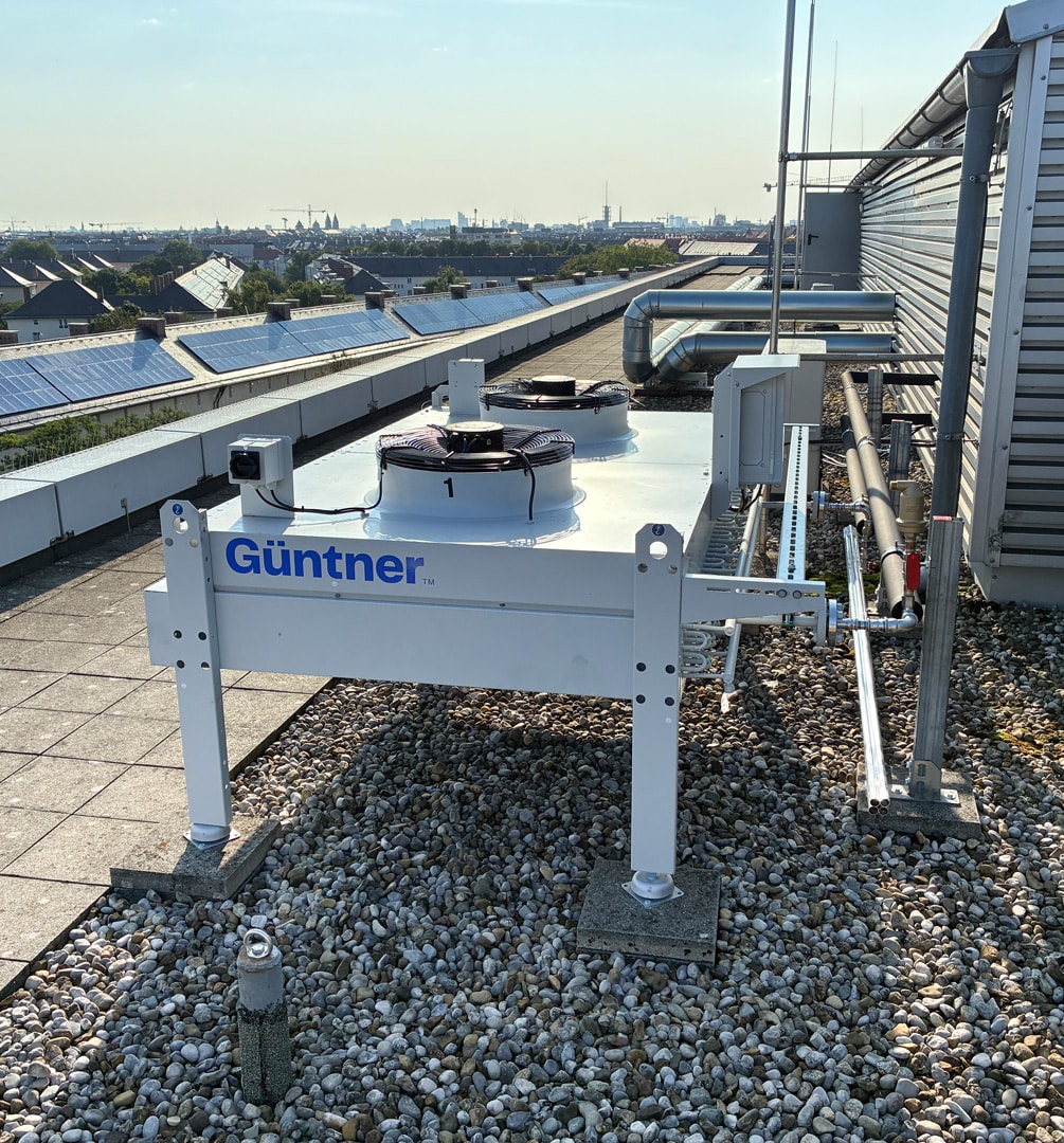 Ein Rückkühlserver auf einem Dach über München